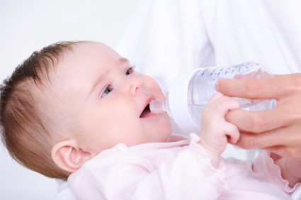 Bạn có thể cho bé uống thêm một chút nước sôi để nguội.