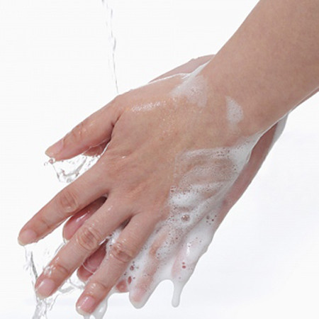 Bạn nên vệ sinh bàn tay sạch, nhất là khi thay tã hoặc vệ sinh vùng kín cho bé.