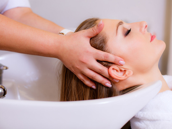Xả nước không đúng cách. Nếu bạn đi gội đầu ở ngoài hàng, thợ làm đầu sẽ massage dầu gội và làm sạch tóc của bạn với nước ấm, lạnh ở các thời điểm khác nhau, đây là kỹ thuật làm sạch cần thiết cho tóc của bạn. Do vậy, hãy xả tóc theo cách của các nhà tạo mẫu tóc khuyên bạn, ngay cả khi ở nhà để hạn chế tóc rụng.