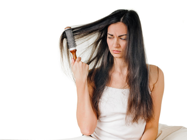 Dùng lược sai cách. Chải tóc khi tóc ướt, dùng lược dày chải tóc xoăn...là những sai lầm khi dùng lược khiến tóc dễ bị gãy rụng.