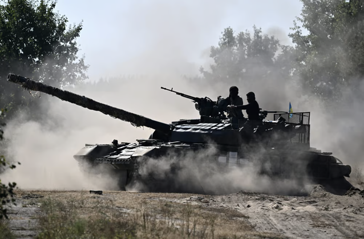 Quân Ukraine đang dựa vào đường cao tốc M4 từ Sumy đến Sudzha để vận chuyển binh lính và trang bị suốt ngày đêm. Tất cả điều này cho thấy quân Ukraine có khả năng sẽ cố gắng phát động một cuộc tấn công lớn trước thềm bầu cử Mỹ. Ảnh: Getty Images.