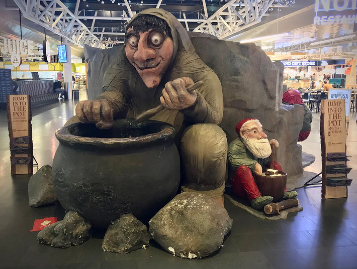 Gryla là chủ nhân của mèo khổng lồ Yule Cat. Gryla đặc biệt thích những đứa trẻ nghịch ngợm và ăn ngấu nghiến bất cứ thứ gì bà ta bắt gặp.