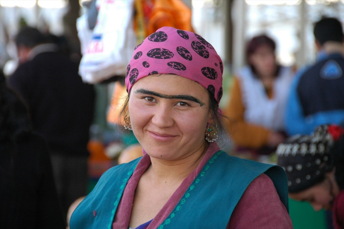 Ở Tajikistan, lông mày "dài bất tận" được coi là biểu tượng cho sự thuần khiết ở phụ nữ.