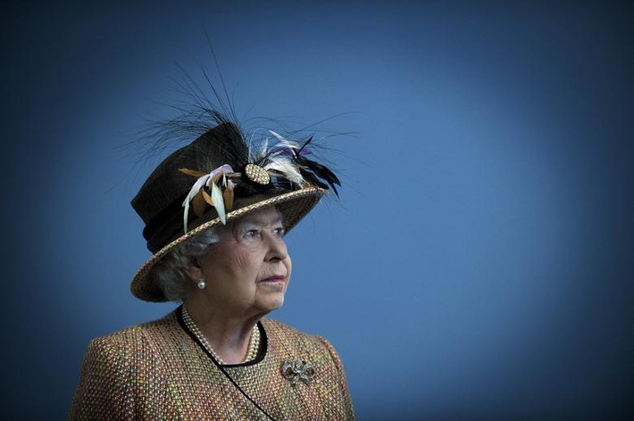 Nữ hoàng Elizabeth II, vị vua trị vì lâu nhất của Vương quốc Anh trong 7 thập kỷ, qua đời thanh thản tại nhà riêng tại Scotland vào tháng 9 ở tuổi 96. Nữ hoàng Elizabeth II là nguyên thủ quốc gia lớn tuổi nhất và tại vị lâu nhất trên thế giới, lên ngôi sau cái chết của cha bà là Vua George VI vào năm 1952, khi bà mới 25 tuổi.