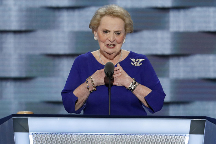 Madeleine Korbel Albright là người phụ nữ đầu tiên trở thành Bộ trưởng Ngoại giao Hoa Kỳ. Bà được Tổng thống Bill Clinton đề cử vào chức vụ này vào ngày 5/12/1996 và nhậm chức vào ngày 23/1/1997 sau khi được Thượng viện Hoa Kỳ phê chuẩn với tỷ lệ phiếu tuyệt đối 99-0.