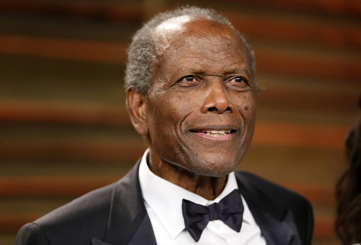 Sidney Poitier, 94 tuổi, người đã vượt qua rào cản chủng tộc, trở thành người da đen đầu tiên giành giải Oscar nam diễn viên chính xuất sắc nhất cho, truyền cảm hứng cho một thế hệ trong phong trào dân quyền, qua đời vào tháng 1/2022, để lại nhiều tiếc nuối trong lòng người hâm mộ.