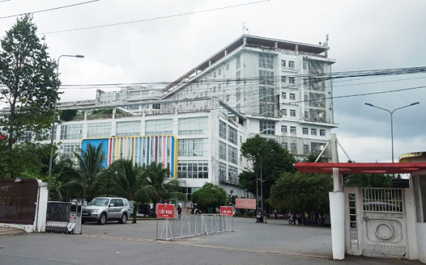Một phụ nữ tử vong ở thang máy: Ngày 19/7, BV Nhi đồng TP Cần Thơ, xác nhận, nơi đây vừa xảy ra một vụ tai nạn hy hữu làm một người tử vong ở khu vực thang máy của bệnh viện. Trước đó, ngày 16/7, bà P. (SN 1970, ngụ tỉnh An Giang) đến khu vực thang máy, lúc bà P. vừa đến, cửa thang máy cũng vừa đóng lại. Do sợ trễ thời gian, bà P. đã dùng tay chặn cửa lại để mở ra, rồi bước vào trong nên bị té xuống hố thang máy dẫn đến tử vong.