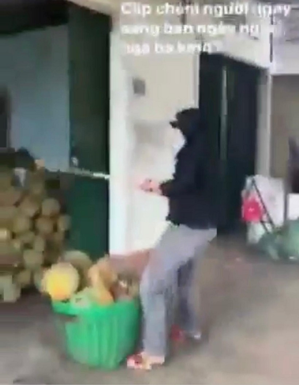 Nhóm côn đồ vác dao vào vựa sầu riêng chém người: Rạng sáng ngày 19/7, tại tiệm thu mua sầu riêng của gia đình bà D.T.K.O., khu vực ngã ba Km47, Quốc lộ 26 thuộc xã Ea Kly, huyện Krông Pắc, nhóm thanh niên gồm 3 người, đi trên một xe ôtô biển số 47A-479 vác dao vào chém người rồi bị chủ nhà phản kháng, liền lên xe xe bỏ đi. Bà O. đã làm đơn trình báo cho cơ quan chức năng để được điều tra làm rõ.