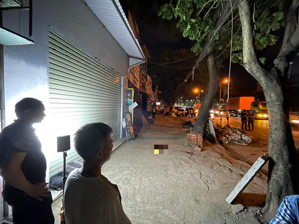 Bị chém tử vong vì tạt đầu xe máy: Ngày 18/7, anh Trần Cao C (39 tuổi, quê Thanh Hóa, tạm trú tại phường Lạch Tray, TP Hải Phòng), đi xe máy đến ngã tư chân cầu vượt Lạch Tray đã tạt qua đầu một xe máy Honda Wave do một người đàn ông khoảng 40 tuổi cầm lái. Sau khi bị tạt đầu xe, người đàn ông trên đã phóng xe máy đuổi theo chặn đầu xe anh C..Tại đây, 2 bên đã lời qua tiếng lại. Người đàn ông đã lấy con dao chém anh C., trúng động mạch chủ gây mất máu cấp, anh C. đã tử vong. Hiện cơ quan chức năng đang truy tìm người gây án.