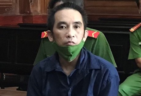Mâu thuẫn với vợ, sát hại bạn nhậu vì bị can ngăn: Ngày 19/7, TAND TPHCM đã tuyên phạt Nguyễn Anh Tuấn (SN 1978, ngụ tại Long An) 18 năm tù về tội “giết người”. Trước đó, tối ngày 18/12/2021, Tuấn và chị Mai Thị Thu Hiền (vợ của Tuấn) xảy ra mâu thuẫn tại xóm trọ thuộc xã Phú Xuân, huyện Nhà Bè, TP.HCM. Chị Hiền liền gọi điện cho anh Hùng (bạn nhậu của anh Tuấn) đến khuyên ngăn dẫn đến việc giữa Hùng và Tuấn xảy ra cãi vã, Tuấn cầm dao chém vào cổ trái khiến Hùng tử vong tại chỗ.