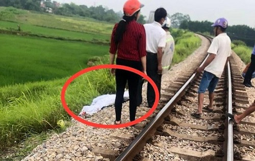 Lên đường tàu chụp ảnh, nữ sinh bị tàu tông tử vong: Vào khoảng 15h ngày 10/7, có 3 nữ sinh (trong độ tuổi 16; trú xã Quảng Ngọc, huyện Quảng Xương) rủ nhau lên khu vực cầu Lạc (cầu đường sắt Bắc - Nam) ở xã Tế Nông để chụp ảnh. Do mải mê chơi trên đường ray, khi tàu tới gần, 3 nữ sinh thấy vậy liền tránh vào nơi an toàn. Tuy nhiên, do bỏ quên túi xách, nữ sinh H.N.A. (SN 2006) đã quay lại đường ray lấy túi thì bị đoàn tàu lao tới tông tử vong.