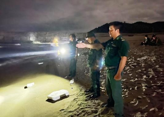 5 người đi tắm biển bị sóng cuốn trôi, 1 tử vong và 1 mất tích: Chiều 10/7, Nhóm 5 người đến tắm biển tại bãi biển Mỹ Á (phường Phổ Quang, thị xã Đức Phổ) thì bị sóng lớn cuốn trôi. Nghe tiếng kêu cứu, người dân gần đó bơi ra và đưa 2 người gồm N.Q.V. cùng H.N.P. (cùng 13 tuổi) vào bờ rồi chuyển đến cấp cứu. Còn 1 người trong nhóm là L.T.T. (16 tuổi) tự bơi vào bờ trong tình trạng kiệt sức, tâm thần hoảng loạn. Đến sáng 11/7, thi thể của chị L.T.Q. (16 tuổi, ngụ phường Phổ Quang) được tìm thấy.