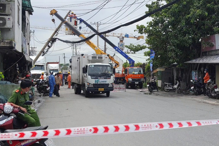 Trụ điện đè xe tải giữa đường, hàng trăm hộ dân mất điện: Vào khoảng 6h30 ngày 11/7, nam tài xế điều khiển xe tải biển số TP.HCM dừng xe trên đường Bến Nghé (đoạn gần giao với đường Lưu Trọng Lư) để mua nước uống thì trụ điện bên đường bất ngờ đổ sập, đè lên thùng xe khiến phương tiện nằm nghiêng xuống mặt đường. Tài xế trong cabin may mắn không bị thương, tuy nhiên sự cố khiến hàng trăm hộ dân bị mất điện.