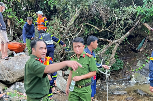 Trên trang Công an Đà Nẵng cho biết, Công an huyện Hoà Vang đã điều động 2 xe cùng 9 CBCS đến hiện trường, phối hợp với Công an xã Hoà Bắc, Đội cứu nạn, cứu hộ phòng Cảnh sát PCCC và CNCH Công an TP tổ chức đưa người bị nạn lên trên thác. (Ảnh: Tổ quốc)