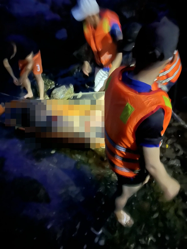 Đến 20h40' tối 20/7, thi thể của nam du khách đã được tìm thấy, trục vớt lên bờ và bàn giao cho Phòng cảnh sát hình sự (PC02) Công an TP Đà Nẵng để tiếp tục làm rõ vụ việc. (Ảnh: Công an Đà Nẵng)