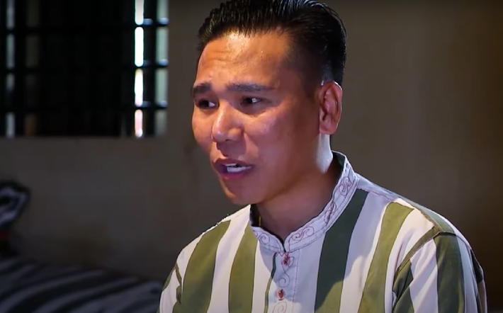 “Như ở ngoài đi hát thì là mình là hùng hồn hô mưa gọi gió đó, la hét om sòm đấy nhưng mà ra cái thấy toàn ban giám thị cán bộ ngồi ở dưới tự nhiên nó bị khớp nó bị chùng lại một chút."- Cường chia sẻ.