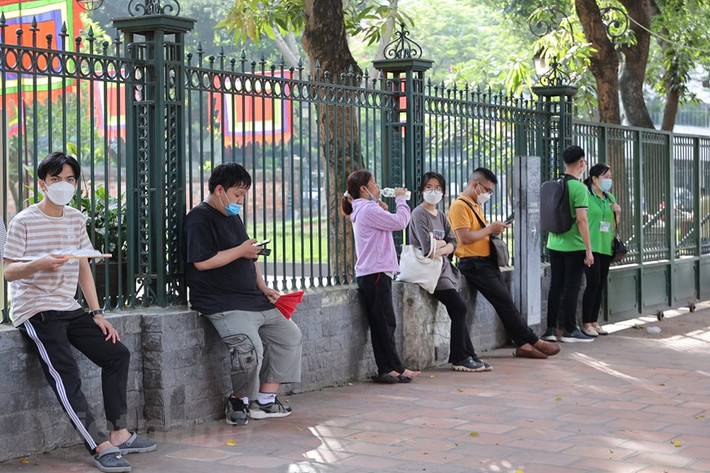 Mặc dù 8 giờ Văn Miếu mới mở cửa đón khách nhưng theo ghi nhận lúc 7 giờ 30 phút đã có rất nhiều phụ huynh đưa con em đến đợi ngoài cổng.