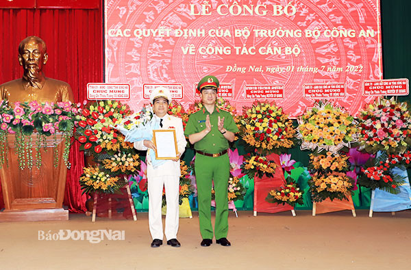 Ông Quang đã được Trung tướng Nguyễn Duy Ngọc, Thứ trưởng Bộ Công an đã trao quyết định bổ nhiệm, thay thiếu tướng Vũ Hồng Văn nhận nhiệm vụ mới. (Ảnh: Báo Đồng Nai)