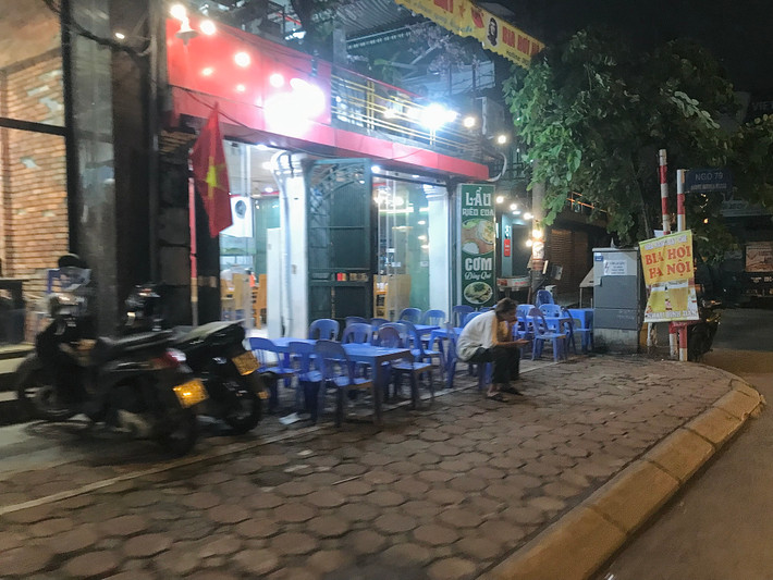 Cứ tầm chiều tối là các quán dọc bên đường bày bàn ghế ra vỉa hè.