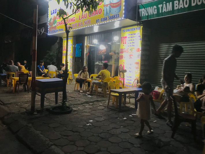 Người dân 2 bên đường cho biết, năm nào công an, phường cũng ra quân dẹp vỉa hè nhưng một thời gian sau đâu lại vào đó.