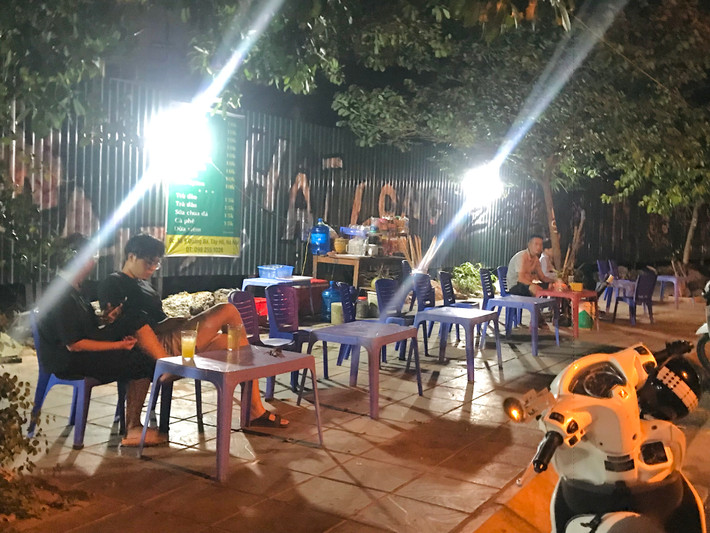 Vỉa hè chật kín không còn một lối nào cho người đi bộ.
