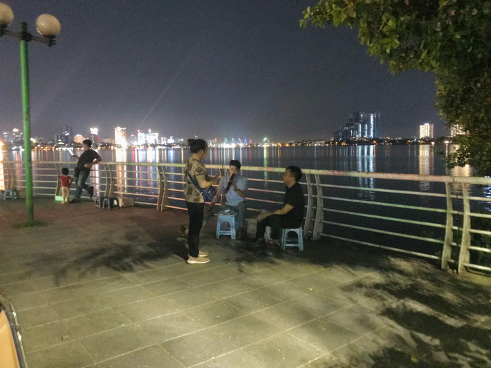 Thậm chí ngay ở trong công viên, nơi người dân tập thể dục, hóng mát cũng bị các quán nước tự phát lấn chiếm.