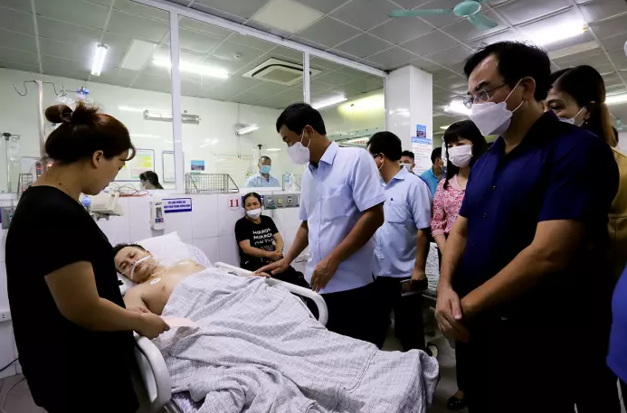 Theo TS Vân, nạn nhân Kiên được đưa vào bệnh viện đêm 18/7 trong tình trạng hôn mê và suy hô hấp nguy kịch. Các y bác sĩ đã nhanh chóng cấp cứu, đến nay nạn nhân đã đã tỉnh táo, rút được ống thở khí quản, đang thở máy HFLC.