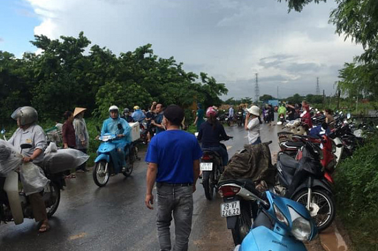 Đi cấy lúa thuê, 2 người phụ nữ bị sét đánh tử vong: 2 nạn nhân tử vong là chị Nguyễn Thị T. (SN 1972, ở thôn Đồng Lư) và Đinh Thị Nh (SN 1967, người xã Cộng Hoà), cùng ở huyện Quốc Oai, Hà Nội. Chị Nh. sống độc thân; còn gia đình chị T. thì hoàn cảnh khó khăn, nhà có chồng bị câm điếc bẩm sinh và 2 con nhỏ, gia đình thuộc diện hộ nghèo tại địa phương. Thời điểm gặp nạn, chị T. và chị Nh. đi cấy lúa thuê ở xã Vân Côn, huyện Hoài Đức.