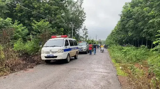 Người phụ nữ nằm chết trước nhà bạn trai: Sáng 13/7, chị Điểu Thị Hiếu (31 tuổi, ngụ xã Tân Quan, huyện Hớn Quản), tử vong với nhiều vết thương trên đầu. Thi thể được phát hiện trước cửa nhà anh Vũ Văn Như (41 tuổi, xã Tân Quan, huyện Hớn Quản) - người yêu chị Hiếu.
