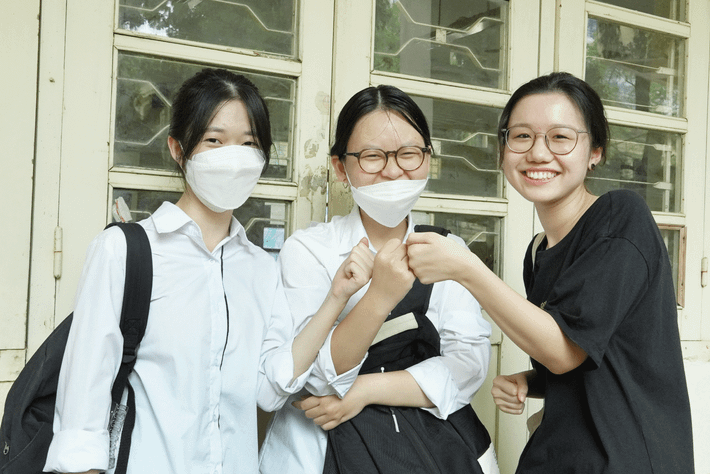 Tuy nhiên, hai bạn Hà Mi và bạn Thảo My ( áo đen) tỏ ra rất quyết tâm ở kỳ thi năm nay.