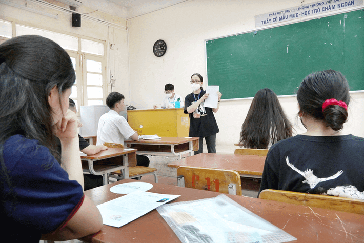 Giám thị hướng dẫn, trước khi thực hiện làm bài thi, thí sinh ghi đầy đủ số báo danh và thông tin của thí sinh vào đề thi, giấy thi, phiếu trả lời.