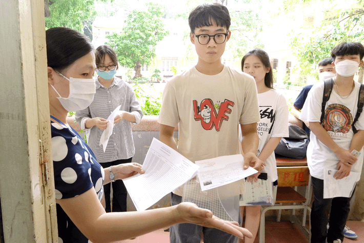 Trước khi vào phòng thi, thí sinh phải gỡ khẩu trang để cán bộ coi thi kiểm tra, sau đó đeo khẩu trang vào phòng thi và trong suốt thời gian làm bài thi.