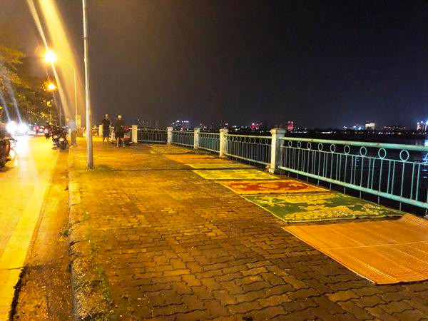 Các hộ kinh doanh trải chiếu lấn chiếm vỉa hè.