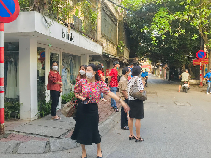 Một phụ huynh tranh thủ trong lúc đợi con hỗ trợ thí sinh đến dự thi muộn.