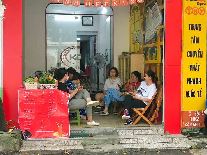 Các quán nước đối diện điểm thi chật kín các phụ huynh.
