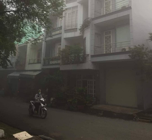 Nhiều người dân đi đường bị hạn chế tầm nhìn phải di chuyển chậm. (Ảnh: Pháp luật TP HCM)