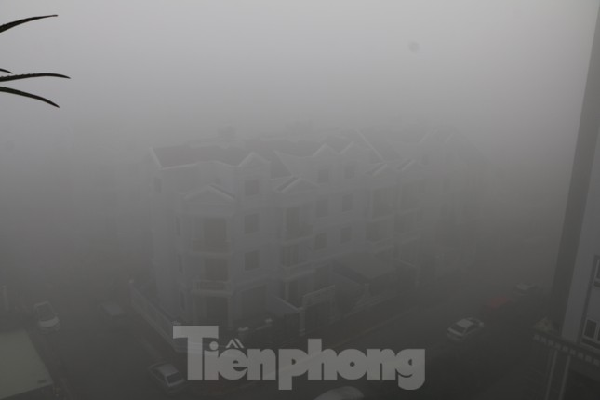 Theo ông Quyết, nguyên nhân gây tình trạng sương mù hôm nay là do ngày hôm qua (21/7) mưa nhiều, độ ẩm rất cao, nhiệt độ thấp. (Ảnh: Tiền Phong)