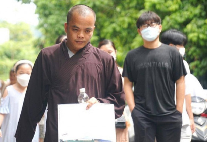 Sư thầy Thích Quảng Phước (tên thật là Võ Văn Lâm, 40 tuổi): Thầy Phước hiện đang tu hành tại tỉnh Bình Thuận. Năm 2021, thầy đã tham dự kỳ thi tốt nghiệp tại điểm thi Trường THPT Phan Bội Châu (TP Phan Thiết, tỉnh Bình Thuận). Tuy nhiên, do thiếu 0,19 điểm nên bị trượt tốt nghiệp nên năm nay thầy quyết tâm thi lại. "Trong cuộc sống rất cần có những vốn kiến thức, hiểu biết, bản thân cảm thấy cần trau dồi nên tôi quyết tâm học tập để thi tốt nghiệp THPT"- sư thầy Thích Quảng Phước chia sẻ.