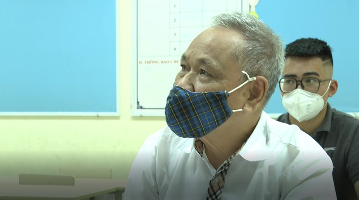 Thí sinh cao tuổi nhất là cụ ông Nguyễn Huy (SN 1940, Hà Nội), một thầy thuốc Đông y có 30 năm tuổi nghề. Trước đây do đi bộ đội, cùng nhiều lý do khách quan, ông mới chỉ học hết cấp 2, chưa tốt nghiệp cấp 3. "Tôi cảm thấy bây giờ được đi học như thế này rất là vinh dự. Tri thức là sức mạnh, còn ngày nào sống ở trên đời này thì cần phải chịu khó học thêm" - cụ ông 82 tuổi chia sẻ.