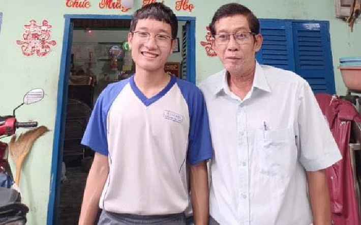 Ông Nguyễn Minh Đức (58 tuổi, TP HCM): Đây là lần thứ 3 ông Đức tham gia kỳ thi tốt nghiệp THPT. Gia đình ông có 3 người con và mỗi lần có con đi thi, ông cũng sẽ đăng ký thi cùng con. Ông Đức chia sẻ: "Đã lớn tuổi, mắt lại kém mà tối nào cũng vác cặp đi học, bà xã tôi không hài lòng lắm đâu. Nhưng bản thân tôi thì muốn thể hiện cho con cái biết về tinh thần hiếu học của ba. Từ đó, các con đừng nản lòng mỗi khi gặp khó khăn trong học tập."