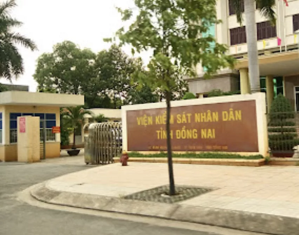 Tạm đình chỉ chánh thanh tra bị tố cáo hiếp dâm Ngày 21/7, Viện Kiểm sát Nhân dân (KSND) tỉnh Đồng Nai quyết định tạm đình chỉ công tác ông Nguyễn Hùng C. - Chánh Thanh tra, khiếu tố Viện KSND tỉnh. Trước đó, viện nhận được đơn tố cáo của bà Nguyễn Thị Tuyết L., ngụ TP Long Khánh, tỉnh Đồng Nai. Bà L. cho rằng vào tháng 5-2020 đã bị ông C. hiếp dâm tại phòng làm việc. Qua xác minh, kết luận đủ căn cứ xác định ông C. đã có hành vi quan hệ tình dục với bà L tại phòng làm việc của ông C.