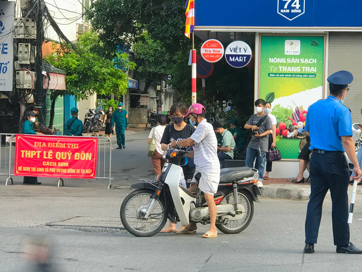 Phụ huynh dặn dò thí sinh trước giờ thi.
