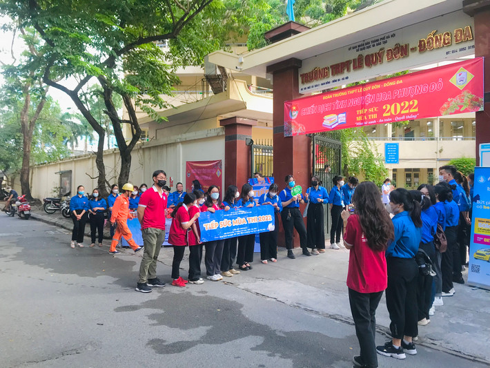Thời tiết sáng nay rất thuận lợi, không có mưa và không quá oi bức, giúp các thí sinh thoải mái hơn trong quá trình di chuyển đến địa điểm thi cũng như trong suốt thời gian làm bài.