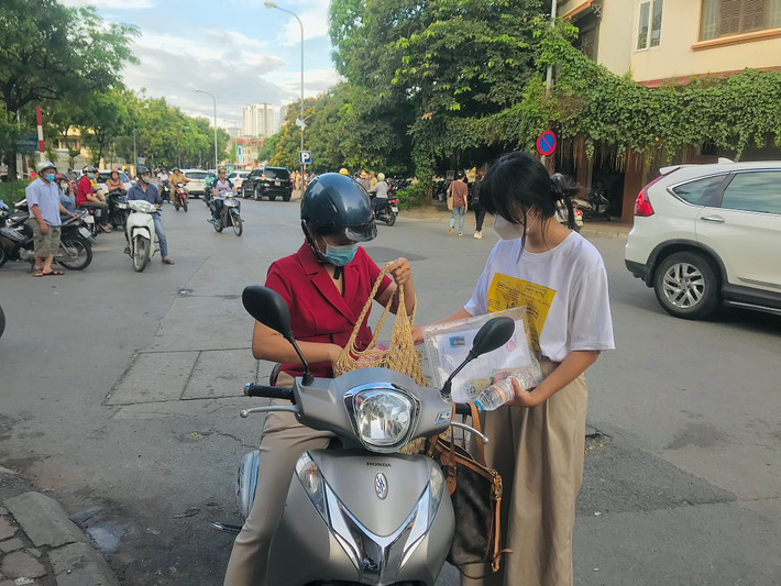 Thí sinh được phụ huynh đưa đến trường thi.