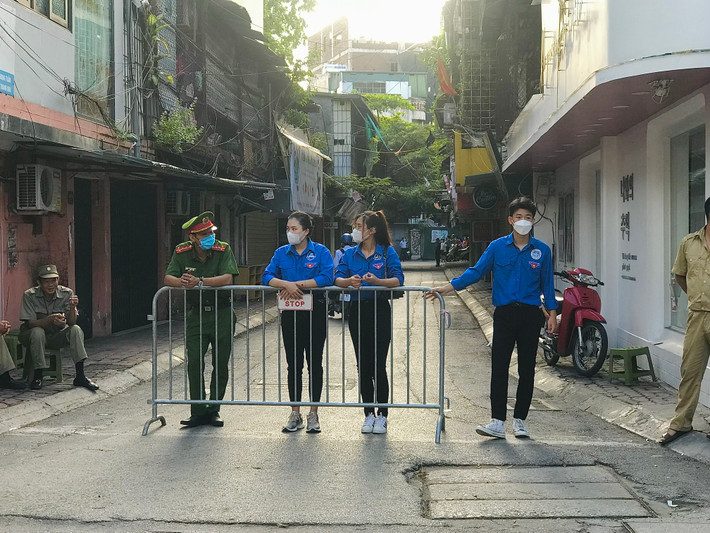 Các lực lượng chức năng và các tình nguyện viên đã có mặt từ rất sớm để hỗ trợ thí sinh.