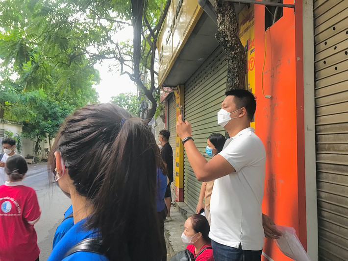 Một ông bố đã ghi lại khoảnh khắc con gái mình bước vào ngày thi tốt nghiệp THPT đầu tiên.