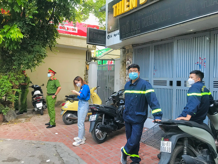 Lực lượng chức năng luôn túc trực bảo vệ các điểm thi.