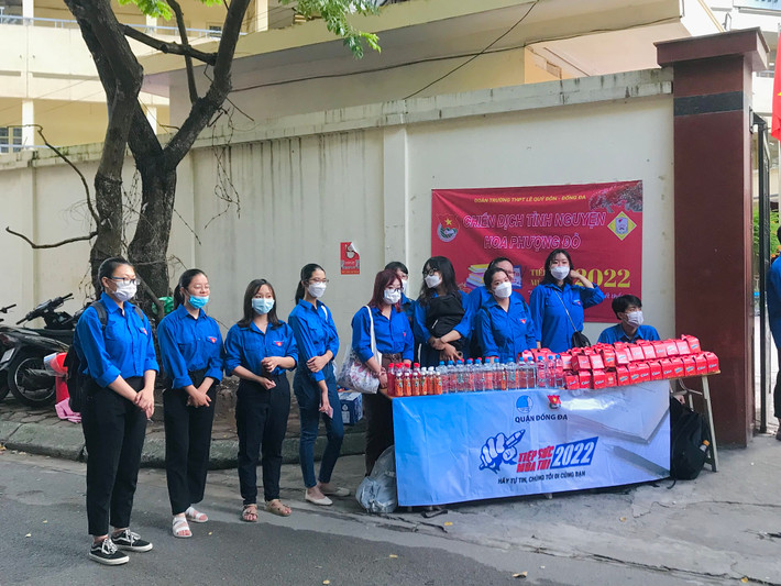 Nước uống được các tình nguyện viên phát miễn phí cho thí sinh.