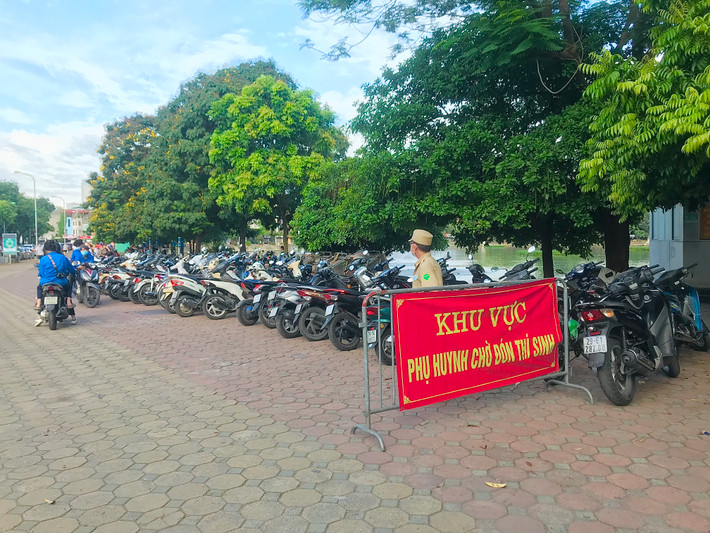 Có khu đỗ xe miễn phí cho phụ huynh đưa đón con em.