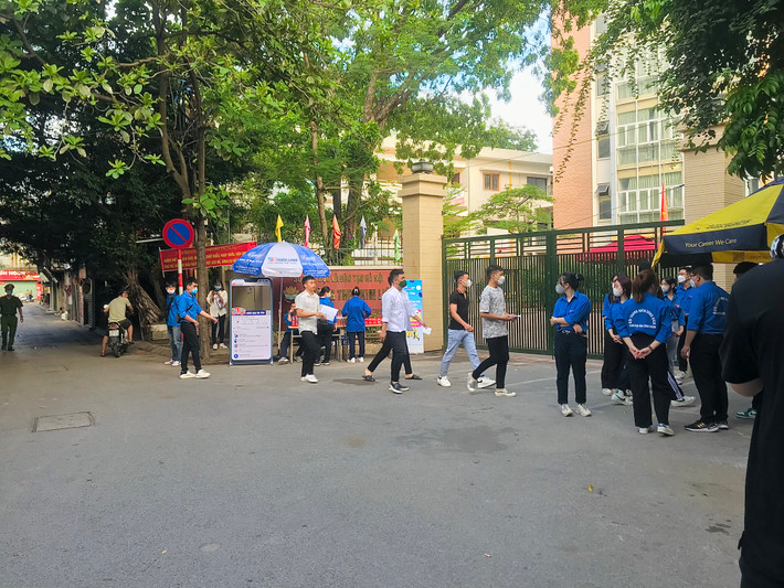 Các tình nguyện viên hỗ trợ thí sinh dự thi.